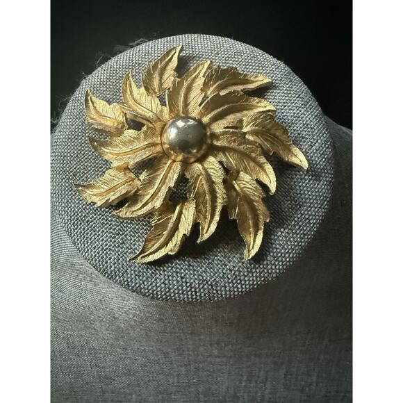 Vintage Flower Starburst Brooch Gold Tone Capsule Cocktail MCM Art To Wear - Picture 1 of 4